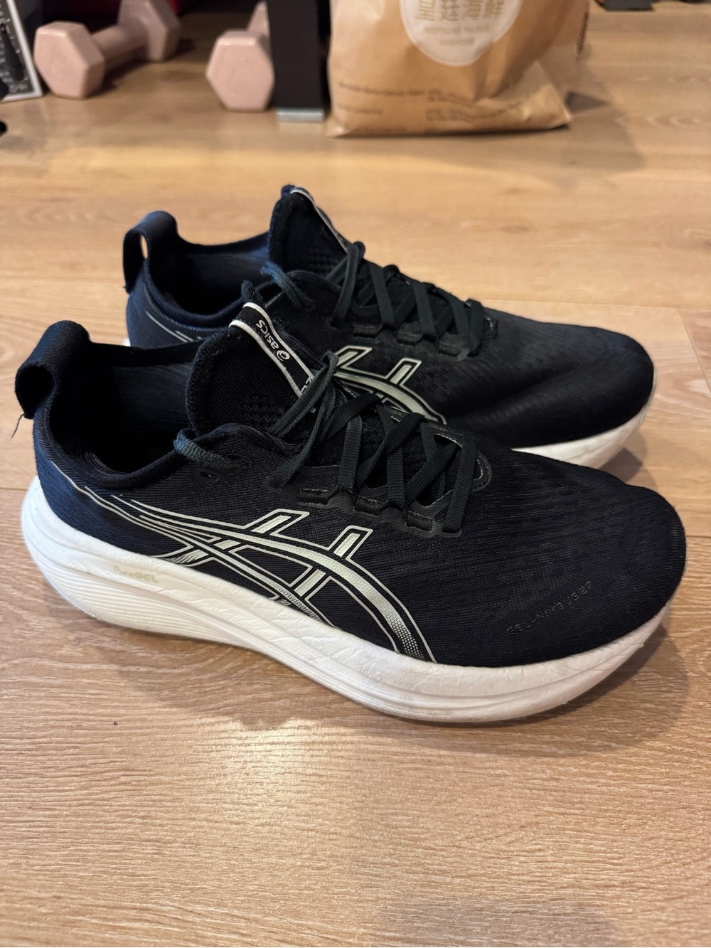 ASICS Nimbus 27 women’s Black Running Shoes
